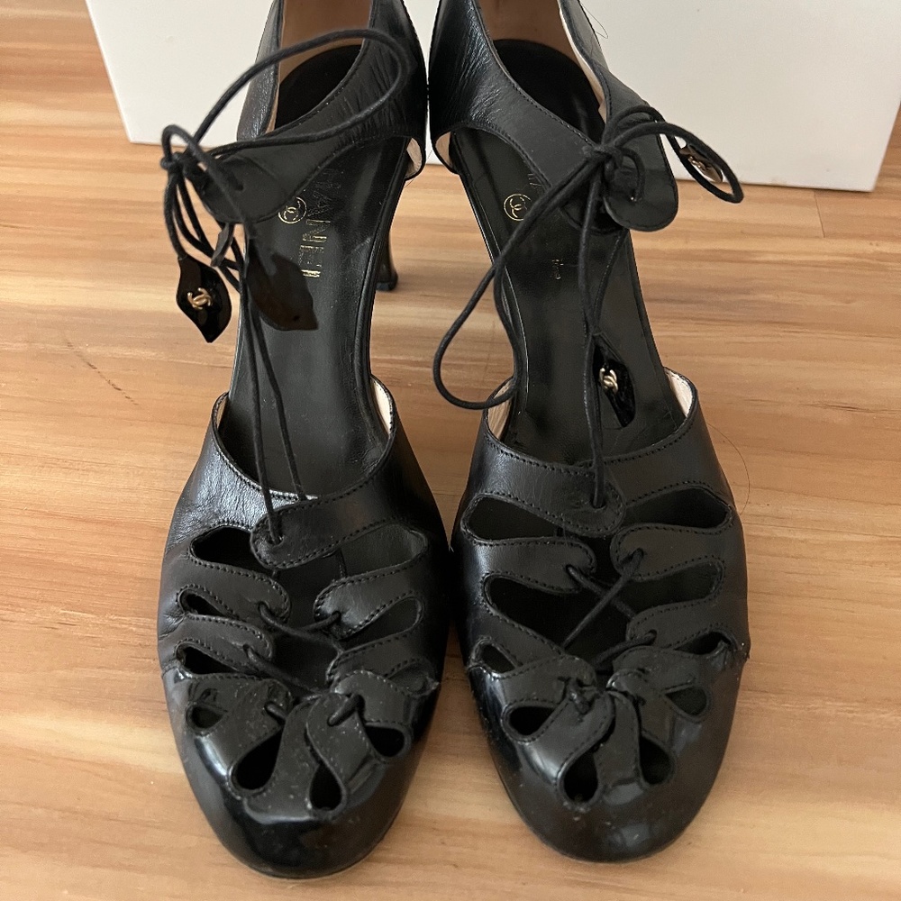 Chanel lace front shoes size 40 Black